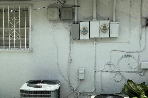 Commercial property in Miami, Florida 176.14 sq.m. № 1957655 - photo 9