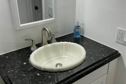 Commercial property in Miami, Florida 176.14 sq.m. № 1957655 - photo 26