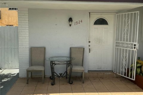 Commercial property in Miami, Florida 176.14 sq.m. № 1957655 - photo 6