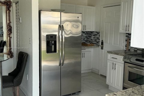 Commercial property in Miami, Florida 176.14 sq.m. № 1957655 - photo 19