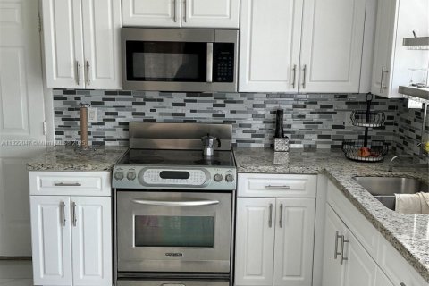 Commercial property in Miami, Florida 176.14 sq.m. № 1957655 - photo 17