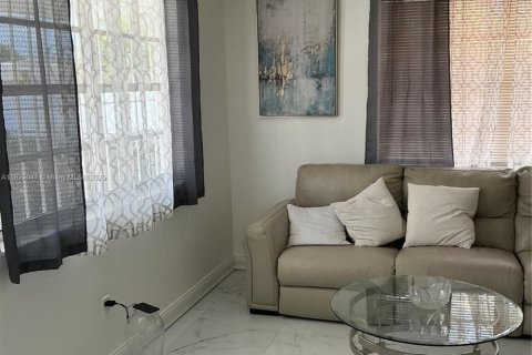 Commercial property in Miami, Florida 176.14 sq.m. № 1957655 - photo 11