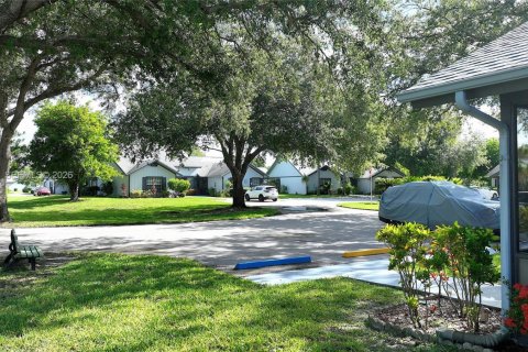 Casa en venta en Lehigh Acres, Florida, 2 dormitorios № 2081417 - foto 4