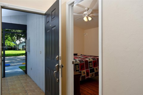 Casa en venta en Lehigh Acres, Florida, 2 dormitorios № 2081417 - foto 6