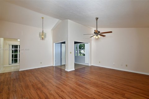 Casa en venta en Lehigh Acres, Florida, 2 dormitorios № 2081417 - foto 11