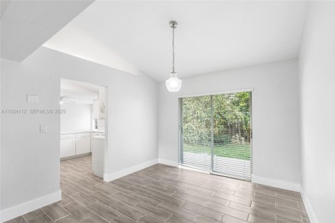 Снять в аренду виллу или дом в Катлер-Бей, Флорида 3 спальни, 157м2, № 1992410 - фото 7