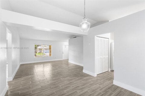 Снять в аренду виллу или дом в Катлер-Бей, Флорида 3 спальни, 157м2, № 1992410 - фото 8