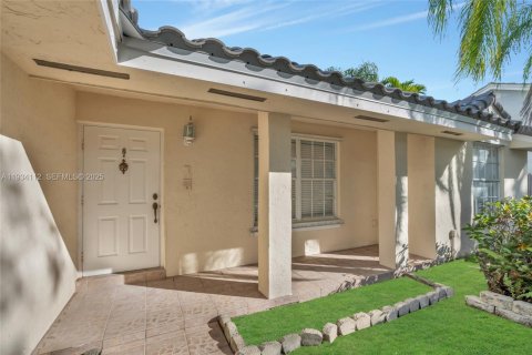 Снять в аренду виллу или дом в Катлер-Бей, Флорида 3 спальни, 157м2, № 1992410 - фото 3