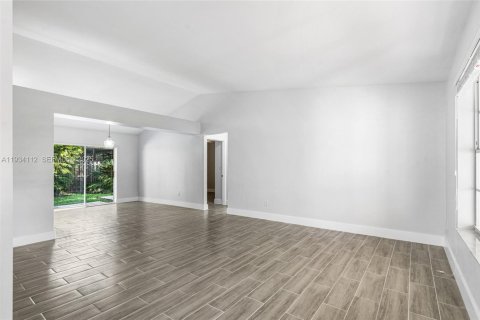 Снять в аренду виллу или дом в Катлер-Бей, Флорида 3 спальни, 157м2, № 1992410 - фото 4