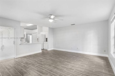 Снять в аренду виллу или дом в Катлер-Бей, Флорида 3 спальни, 157м2, № 1992410 - фото 14