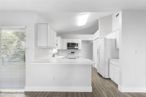 Снять в аренду виллу или дом в Катлер-Бей, Флорида 3 спальни, 157м2, № 1992410 - фото 12