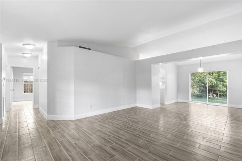 Снять в аренду виллу или дом в Катлер-Бей, Флорида 3 спальни, 157м2, № 1992410 - фото 5