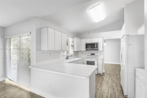 Снять в аренду виллу или дом в Катлер-Бей, Флорида 3 спальни, 157м2, № 1992410 - фото 11