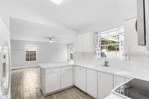 Снять в аренду виллу или дом в Катлер-Бей, Флорида 3 спальни, 157м2, № 1992410 - фото 10