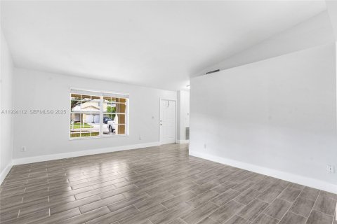 Снять в аренду виллу или дом в Катлер-Бей, Флорида 3 спальни, 157м2, № 1992410 - фото 6