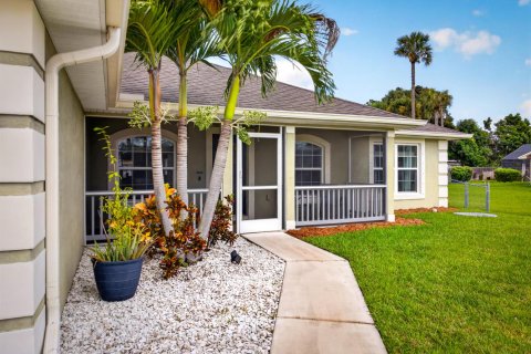 House in Port St. Lucie, Florida 3 bedrooms, 189.06 sq.m. № 2421174 - photo 4