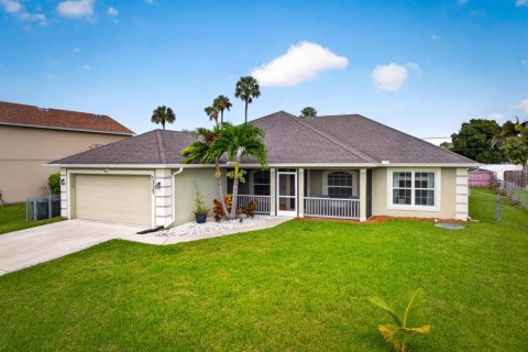 House in Port St. Lucie, Florida 3 bedrooms, 189.06 sq.m. № 2421174 - photo 2