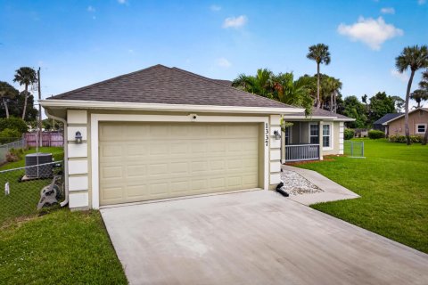 House in Port St. Lucie, Florida 3 bedrooms, 189.06 sq.m. № 2421174 - photo 3