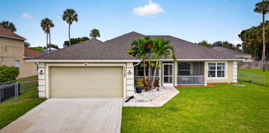 House in Port St. Lucie, Florida 3 bedrooms, 189.06 sq.m. № 2421174