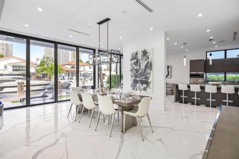 Villa ou maison à louer à North Miami Beach, Floride: 6 chambres, 529.54 m2 № 2042553 - photo 25
