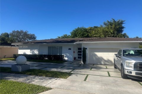 House in Miami Lakes, Florida 4 bedrooms, 173.54 sq.m. № 2027653 - photo 2