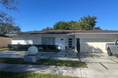 House in Miami Lakes, Florida 4 bedrooms, 173.54 sq.m. № 2027653 - photo 1