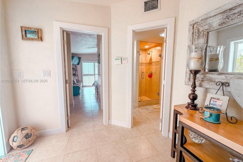 House in Tavernier, Florida 4 bedrooms № 2392983 - photo 13