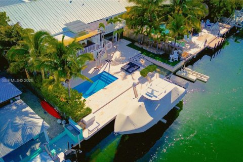 House in Tavernier, Florida 4 bedrooms № 2392983