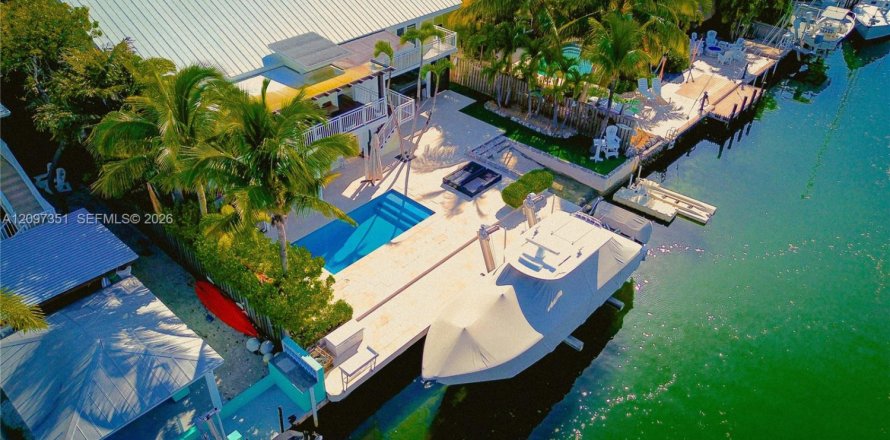 House in Tavernier, Florida 4 bedrooms № 2392983