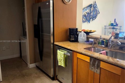 Condo in Hallandale Beach, Florida, 2 bedrooms № 1986568 - photo 24