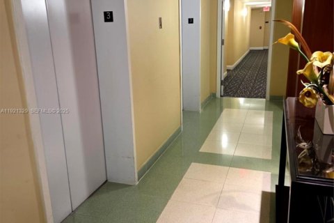 Condo in Hallandale Beach, Florida, 2 bedrooms № 1986568 - photo 8