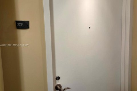 Condo in Hallandale Beach, Florida, 2 bedrooms № 1986568 - photo 9