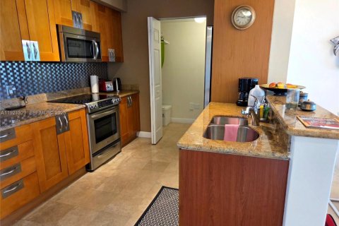 Condo in Hallandale Beach, Florida, 2 bedrooms № 1986568 - photo 27