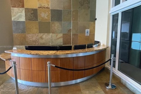 Condo in Hallandale Beach, Florida, 2 bedrooms № 1986568 - photo 5