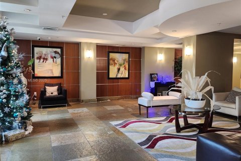 Condo in Hallandale Beach, Florida, 2 bedrooms № 1986568 - photo 6
