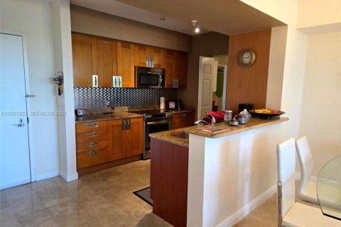 Condo in Hallandale Beach, Florida, 2 bedrooms № 1986568 - photo 25