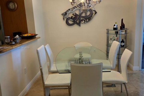 Condo in Hallandale Beach, Florida, 2 bedrooms № 1986568 - photo 13