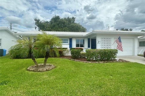Condo in Pinellas Park, Florida, 2 bedrooms  № 1912478 - photo 1