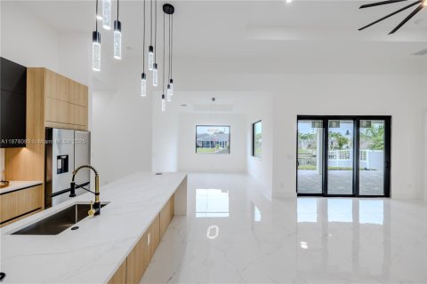 Casa en venta en Cape Coral, Florida, 4 dormitorios, 200.3 m2 № 1978827 - foto 29