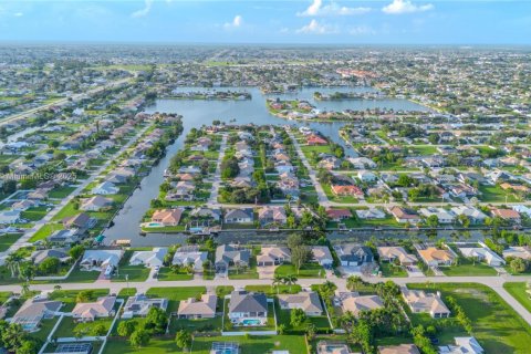 Casa en venta en Cape Coral, Florida, 4 dormitorios, 200.3 m2 № 1978827 - foto 15