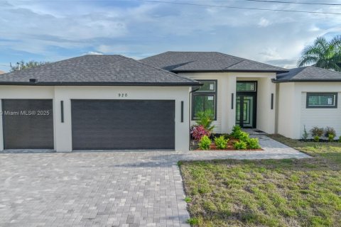 Casa en venta en Cape Coral, Florida, 4 dormitorios, 200.3 m2 № 1978827 - foto 4