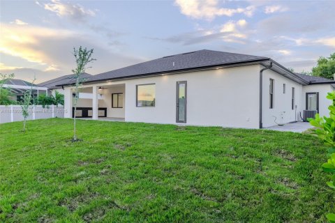 Casa en venta en Cape Coral, Florida, 4 dormitorios, 200.3 m2 № 1978827 - foto 10