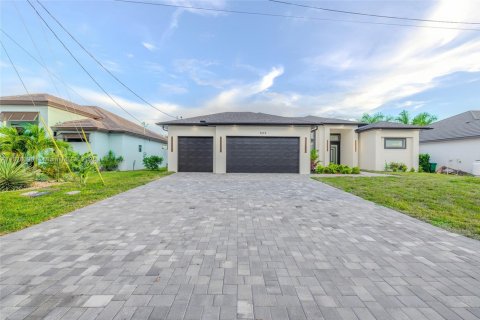 Casa en venta en Cape Coral, Florida, 4 dormitorios, 200.3 m2 № 1978827 - foto 1