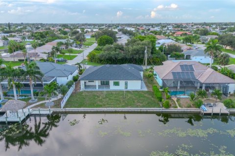 Casa en venta en Cape Coral, Florida, 4 dormitorios, 200.3 m2 № 1978827 - foto 18