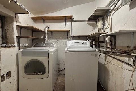 House in Opa-locka, Florida 4 bedrooms, 121.98 sq.m. № 1992597 - photo 17