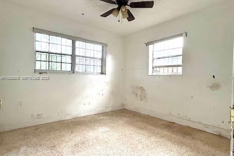 House in Opa-locka, Florida 4 bedrooms, 121.98 sq.m. № 1992597 - photo 16