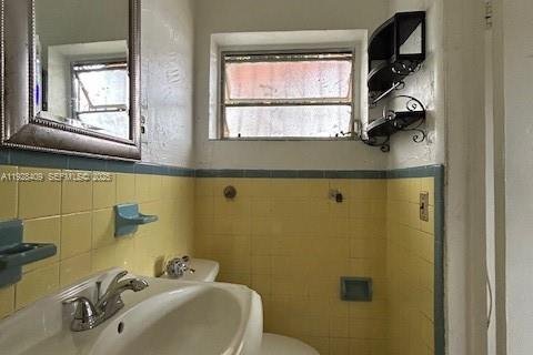 House in Opa-locka, Florida 4 bedrooms, 121.98 sq.m. № 1992597 - photo 13