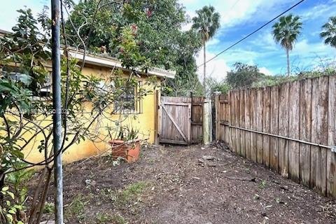 House in Opa-locka, Florida 4 bedrooms, 121.98 sq.m. № 1992597 - photo 24