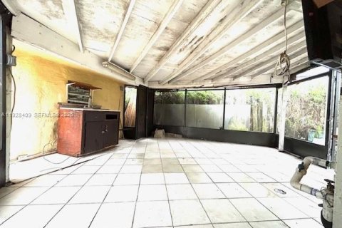 House in Opa-locka, Florida 4 bedrooms, 121.98 sq.m. № 1992597 - photo 18