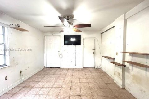 House in Opa-locka, Florida 4 bedrooms, 121.98 sq.m. № 1992597 - photo 9